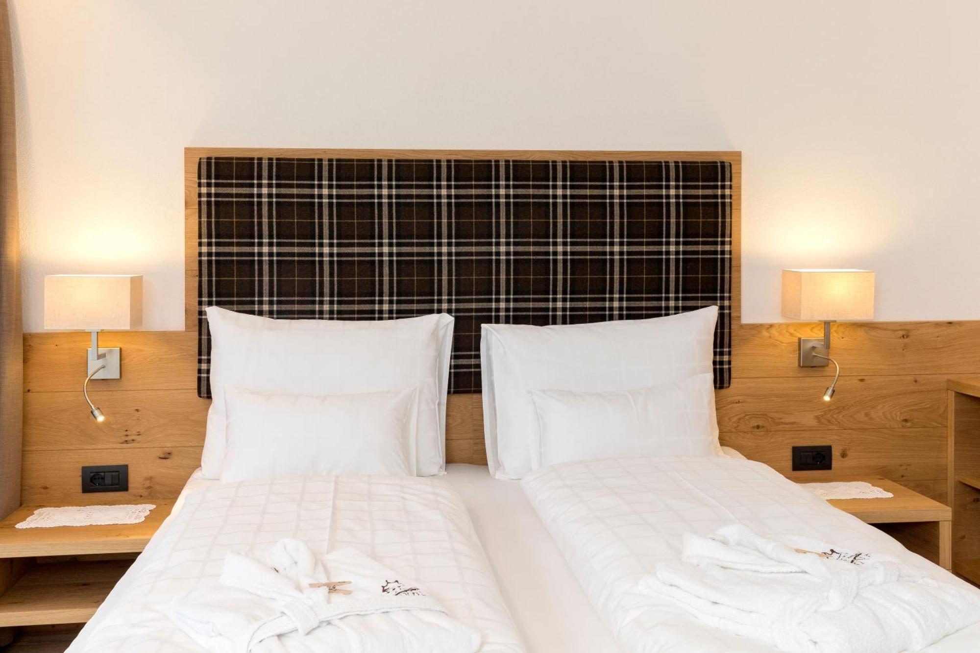 Hotel Royal Und Ferienhaus Annabel Sexten ภายนอก รูปภาพ